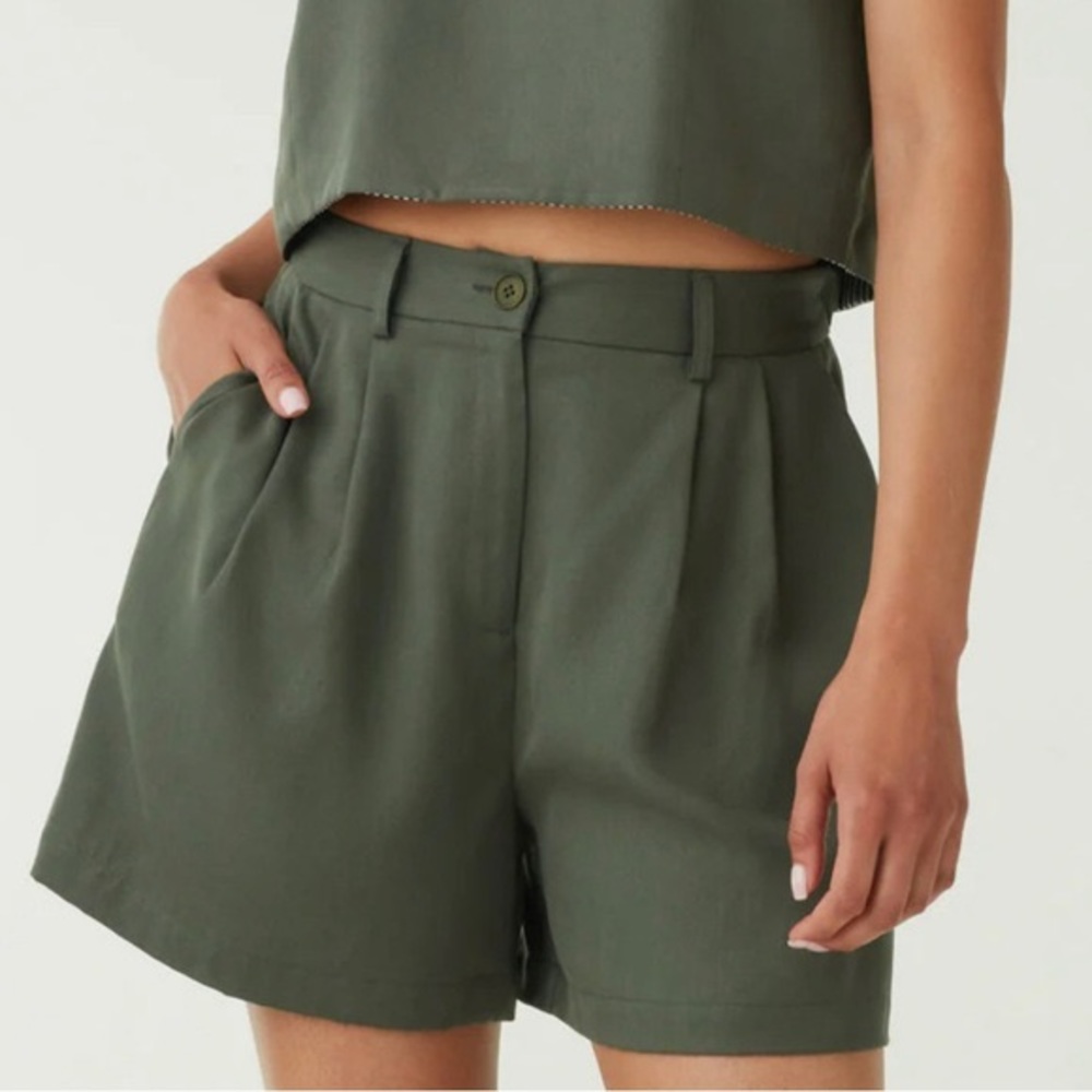 VETTA Shorts NWT olive green Size Small